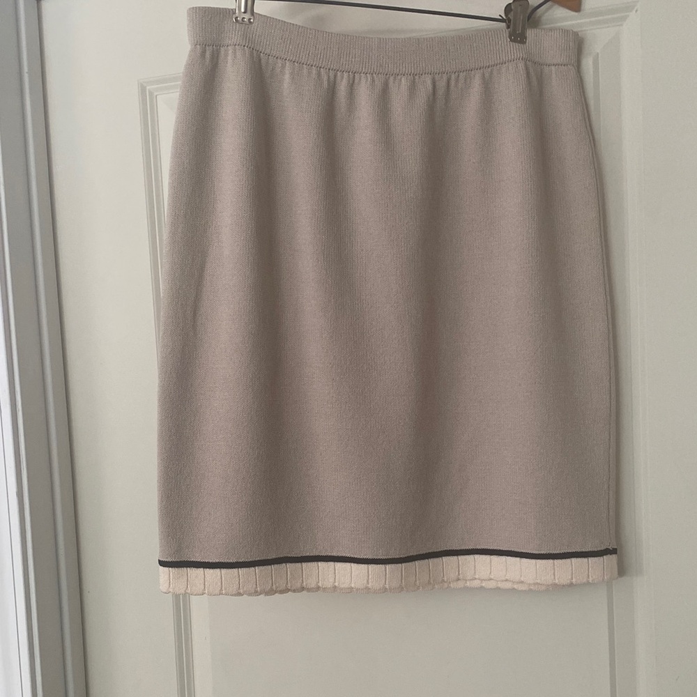 St. John knits Women's Light Taupe Knit Skirt with Hem size 12
